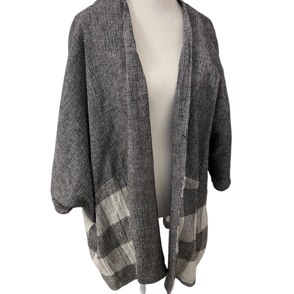 Yushi Women's‎ Gray and White Sweater